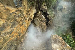 Lực lượng công binh kích ngòi nổ để đánh sập cửa hang ở bãi vàng Nậm Suổng. (Ảnh: Việt Hoàng/TTXVN)