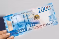 Đồng 2.000 ruble của Nga. (Ảnh: AFP/TTXVN)