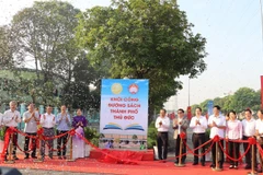 Các đại biểu thực hiện nghi thức khởi công Đường sách thành phố Thủ Đức. (Ảnh: Thu Hoài/TTXVN)