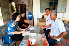 Ông Cao Sơn (ngoài cùng, bên phải), dân tộc Khmer, Đảng viên, là người có uy tín trong cộng đồng dân tộc thiểu số ở vùng biên giới Chàng Riệc, ấp Tân Khai, xã Tân Lập, huyện Tân Biên. (Ảnh: Hồng Đạt/TTXVN)
