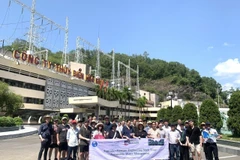 Đoàn sinh viên Đại học Adelaide tham quan Nhà máy Thủy điện Hòa Bình. (Ảnh: TTXVN phát)