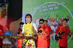 Các trẻ khuyết tật biểu diễn âm nhạc tại lễ kỷ niệm. (Ảnh: Trần Lê Lâm/TTXVN)