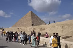 Khách du lịch tham quan Kim tự tháp Giza ở Cairo, Ai Cập. (Nguồn: AFP/TTXVN)