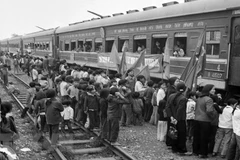 Tiễn các thanh niên xung phong lên đường ra tiền tuyến trong kháng chiến chống Mỹ, cứu nước. (Nguồn: TTXVN)