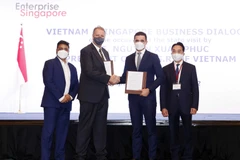 Doanh nghiệp hai nước trao đổi các hợp đồng, thoả thuận hợp tác tại cuộc Đối thoại doanh nghiệp Việt Nam-Singapore. (Ảnh: Thống Nhất/TTXVN) 