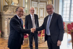 Ông Jean-Luc Moudenc, Thị trưởng Toulouse tiếp Đại sứ Đinh Toàn Thắng. (Ảnh: Thu Hà/TTXVN)