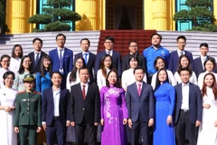 Phó Chủ tịch nước Võ Thị Ánh Xuân với các tài năng trẻ khoa học công nghệ năm 2022. (Ảnh: Văn Điệp/TTXVN)