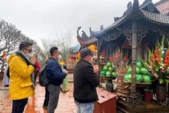 Du khách đến bái phật, cầu an tại Khu Di tích và Danh thắng Yên Tử. (Ảnh: Thanh Vân/TTXVN)