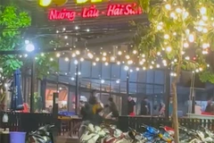 Hai nhóm thanh niên chém nhau tại quán nhậu ở TP Cần Thơ. (Ảnh: Chụp màn hình)