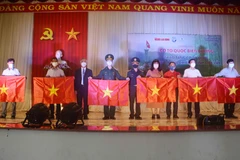 Trao tặng 10.000 lá cờ Tổ quốc cho chiến sỹ và nhân dân vùng biên giới của tỉnh Đắk Lắk. (Ảnh: Hoài Thu/TTXVN)