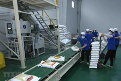 Đóng gói sản phẩm gạo xuất khẩu tại nhà máy của Công ty Cổ phần Nông nghiệp công nghệ cao Trung An, quận Thốt Nốt, thành phố Cần Thơ. (Ảnh: Vũ Sinh/TTXVN) 