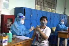 Tiêm vaccine phòng COVID-19 cho người dân. (Ảnh: Lê Thúy Hằng/TTXVN)