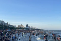 Nếu như trước đây, khách du lịch thường tập trung đến Sầm Sơn vào dịp cuối tuần nhưng hiện tại, vào tất cả các ngày trong tuần, các bãi tắm A, B, C, D đều luôn chật kín người. (Ảnh: Hoa Mai/TTXVN)