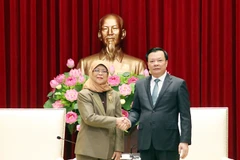 Bí thư Thành ủy Hà Nội Đinh Tiến Dũng hội kiến Tổng thống Singapore Halimah Yacob. (Ảnh: Văn Điệp/TTXVN)