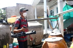 Phun xịt hóa chất tại các địa phương có nguy cơ bùng phát dịch sốt xuất huyết. (Ảnh: Lê Thúy Hằng/TTXVN)