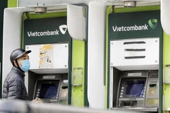 Một điểm rút tiền bằng thẻ ATM của Vietcombank. (Ảnh: Trần Việt/TTXVN)