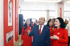 Chủ tịch nước Nguyễn Xuân Phúc tham quan khu trưng bày hoạt động của Hội Chữ thập Đỏ Việt Nam qua các thời kỳ. (Ảnh: Thống Nhất/TTXVN)