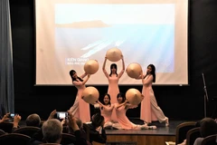 Tiết mục múa Xin chào Việt Nam tại Ngày Việt Nam. (Ảnh: Duy Trinh/TTXVN)