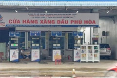 Cửa hàng xăng dầu Phú Hòa nằm trên đường tỉnh lộ 943, gần khu công nghiệp Phú Hòa, huyện Thoại Sơn, tỉnh An Giang treo bảng "hết xăng." (Ảnh: Công Mạo/TTXVN) 