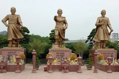 Tượng của 3 vị anh hùng dân tộc: Ngô Quyền, Lê Đại Hành và Trần Hưng Đạo trên Quảng trường Chiến thắng. (Ảnh: Minh Đức/TTXVN) 