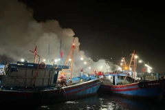 Tàu cá của ngư dân bốc cháy dữ dội trong đêm. (Ảnh: TTXVN/phát)