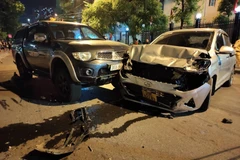 Hiện trường vụ tại nạn liên hoàn tại phố Ngô Thì Nhậm (Quang Trung, Hà Đông). (Ảnh: TTXVN phát)