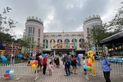 Trường mầm non Hoa Hồng (phường Nghĩa Tân, quận Cầu Giấy, Hà Nội) đã mở cửa đón các em từ sớm. (Ảnh: Minh Hiếu/Vietnam+) 