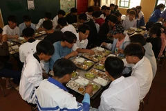 Huyện đoàn Mù Cang Chải, tỉnh Yên Bái đã tổ chức nấu 360 suất ăn miễn phí cho các thí sinh xa nhà và thí sinh có hoàn cảnh khó khăn. (Ảnh: Việt Dũng/TTXVN) 