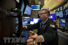 Giao dịch viên làm việc tại thị trường chứng khoán New York, Mỹ. (Ảnh: THX/TTXVN) 