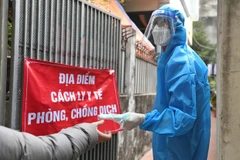 Nhân viên y tế theo dõi cho trường hợp F0 điều trị tại nhà. Ảnh minh họa. (Ảnh: Minh Quyết/TTXVN)