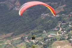 Du khách trải nghiệm dù lượn. Ảnh minh họa. (Nguồn: TTXVN)