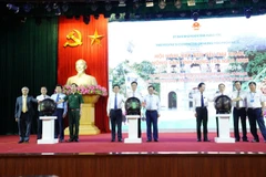 Lãnh đạo các Bộ, lãnh đạo tỉnh Hưng Yên và đại diện các doanh nghiệp, nhà vườn khởi động chương trình đưa nhãn và nông sản Hưng Yên lên sàn thương mại điện tử 2022. (Ảnh: Đỗ Huyền/TTXVN)