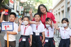 Các bé lớp 1 hân hoan trong ngày đầu đến trường. (Ảnh: Thanh Tùng/TTXVN) 