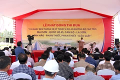 Quang cảnh buổi lễ phát động thi đua 120 ngày đêm thông xe kỹ thuật 4 dự án đường bộ cao tốc. (Ảnh: Nguyễn Thanh/TTXVN)