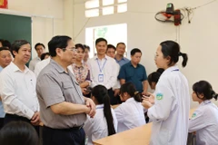 Thủ tướng Phạm Minh Chính động viên, khuyến khích học sinh Trường THPT Yên Lập, huyện Yên Lập. (Ảnh: Dương Giang/TTXVN) 