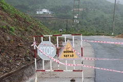 Chốt chặn ngăn phương tiện lưu thông qua khu vực cầu Kà Tinh, xã Trà Lâm, huyện Trà Bồng do mưa lớn và sạt lở. (Ảnh: Phạm Cường/TTXVN)