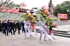 Bí thư Thành ủy Hà Nội Đinh Tiến Dũng và các lãnh đạo thành phố Hà Nội làm lễ dâng hoa, dâng hương nhân kỷ niệm 233 năm chiến thắng Ngọc Hồi-Đống Đa. (Nguồn: hanoimoi.com.vn)
