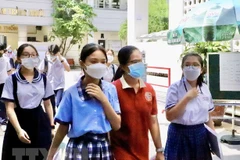 Thí sinh tại điểm thi Trường Trung học Phổ thông Bùi Thị Xuân (quận 3) ra về sau khi hoàn thành bài thi. (Ảnh: Hồng Giang/TTXVN) 