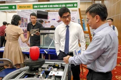 Khách tham quan các gian hàng trưng bày tại hội chợ. (Ảnh: Thanh Liêm/TTXVN)