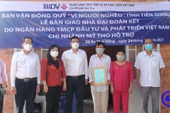 Lễ bàn giao nhà đại đoàn kết cho 1 hộ nghèo ở Tiền Giang. (Nguồn: Cổng thông tin điện tử tỉnh Tiền Giang)