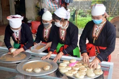 Người Dao xã Cẩm Liên, huyện Cẩm Thủy, Thanh Hóa nặn bánh để sử dụng trong lễ đón tết năm cùng. (Ảnh: Nguyễn Nam/TTXVN) 