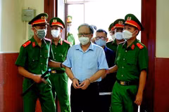 Dẫn giải bị cáo Tất Thành Cang tới phiên tòa ngày 6/6. (Ảnh: Thành Chung/TTXVN)