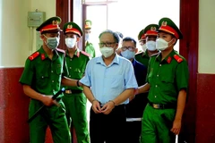 Dẫn giải bị cáo Tất Thành Cang tới phiên tòa ngày 6/6. (Ảnh: Thành Chung/TTXVN)