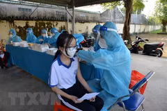Tiêm vaccine cho học sinh ở trường trung học cơ sở Chợ Gạo, thị trấn Chợ Gạo, huyện Chợ Gạo, Tiền Giang. (Ảnh: Hữu Chí/TTXVN)