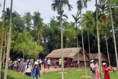 Du khách tham quan làng Hoàng Trù, quê Ngoại Chủ tịch Hồ Chí Minh. (Ảnh: Tá Chuyên/TTXVN)