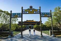 Thơ văn trên kiến trúc tại Đại Nội với chất liệu pháp lam (men), những bài thơ được trang trí ở các ô học trên mái của điện Thái Hòa theo lối nhất thi nhất họa. (Ảnh: Minh Đức/TTXVN)