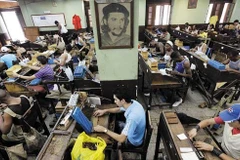 Người lao động tại một doanh nghiệp Cuba. (Nguồn: Reuters)