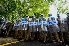 Cảnh sát Sri Lanka được triển khai đảm bảo trật tự ở thủ đô Colombo khi người dân biểu tình yêu cầu Tổng thống Gotabaya Rajapaksa từ chức, ngày 21/5/2022. (Ảnh: AFP/TTXVN)