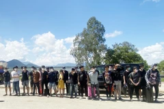 26 công dân Việt Nam nhập cảnh trái phép bị lực lượng chức năng Campuchia giam giữ và trao trả cho Việt Nam qua Cửa khẩu Quốc tế Tịnh Biên (huyện Tịnh Biên, tỉnh An Giang). (Ảnh: Công Mạo/TTXVN)