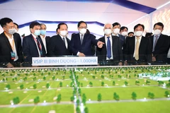 Thủ tướng Phạm Minh Chính và các đại biểu tham quan mô hình xây dựng Khu công nghiệp Việt Nam-Singapore (VSIP III). (Ảnh: Dương Giang/TTXVN)